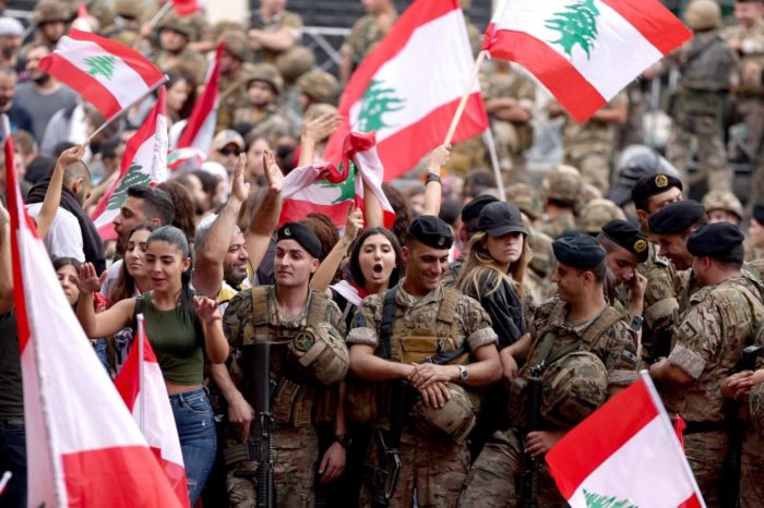 عند ساعة التخلّي، الجيش في صفّ الشعب