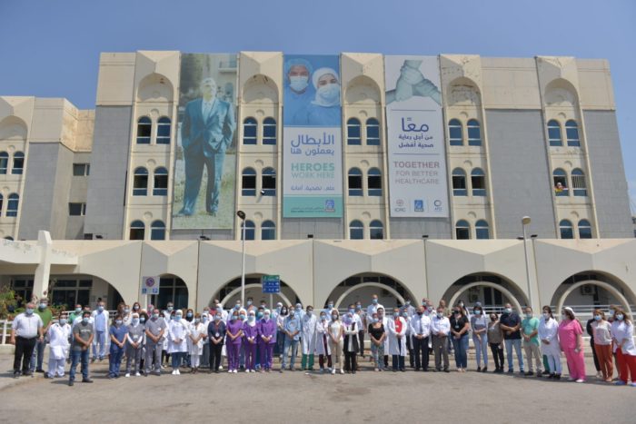 وقفة رمزية لأسرة مستشفى رفيق الحريري عن أرواح ضحايا إنفجار المرفأ