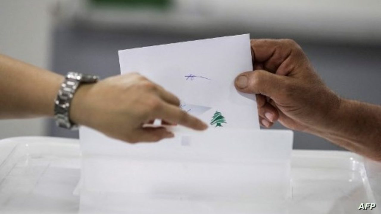 LEBANON-VOTE A Lebanese man puts his checked ballot in the box as he casts his vote in the first parliamentary election in nine years, in the coastal city of Byblos, north of the capital Beirut, on May 6, 2018. - Polling stations opened at 7:00 am across the small country, which has an electorate of around 3.7 million, and were due to close 12 hours later, with results from all 15 districts expected the following day. (Photo by Joseph EID / AFP)
