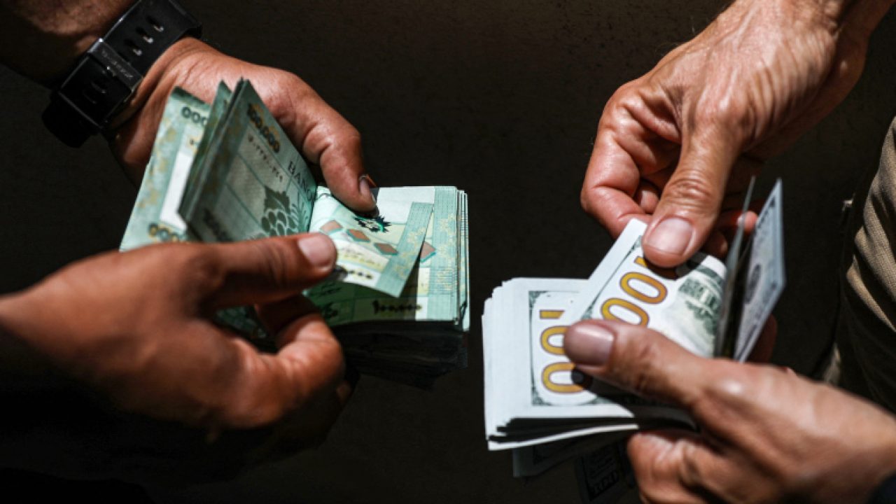 LEBANON-POLITICS-ECONOMY-CURRENCY يوميات لبناني: بين الليرة والبيرا...والدولار واللولار