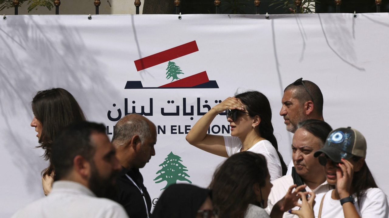 Lebanese expats queue to cast their votes for the May 15 legislative election at Lebanon's Consulate in the Gulf emirate of Dubai on May 8, 2022. (Photo by Karim SAHIB / AFP)