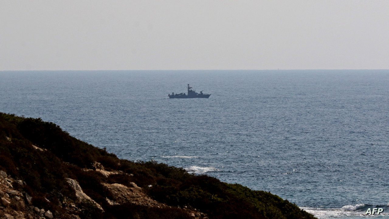 LEBANON-ISRAEL-CONFLICT-BORDER An Israeli Navy vessel patrols in the Mediterranean Sea at the maritime border between Israel and Lebanon, off the southern Lebanese town of Naqoura, on September 4, 2022. (Photo by Mahmoud ZAYYAT / AFP)