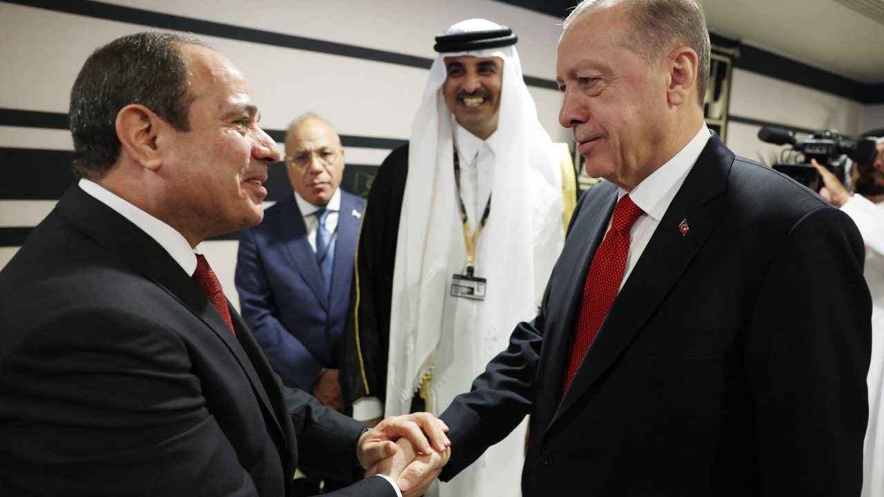 This handout photograph taken and released by The Press Office of the Presidency of Turkey on November 20, 2022, shows Turkish President Recep Tayyip Erdogan (R) shakes hands with Egyptian President Abdel Fattah el-Sisi as they are welcomed by Qatari Emir Sheikh Tamim bin Hamad al-Thani (2ndR) on the occasion of the opening ceremony of the 2022 FIFA World Cup in Doha, Qatar. (Photo by Handout / Press Office of the Presidency of Turkey / AFP) / RESTRICTED TO EDITORIAL USE - MANDATORY CREDIT "AFP PHOTO / HO - PRESS OFFICE OF THE PRESIDENCY OF TURKEY" - NO MARKETING NO ADVERTISING CAMPAIGNS - DISTRIBUTED AS A SERVICE TO CLIENTS