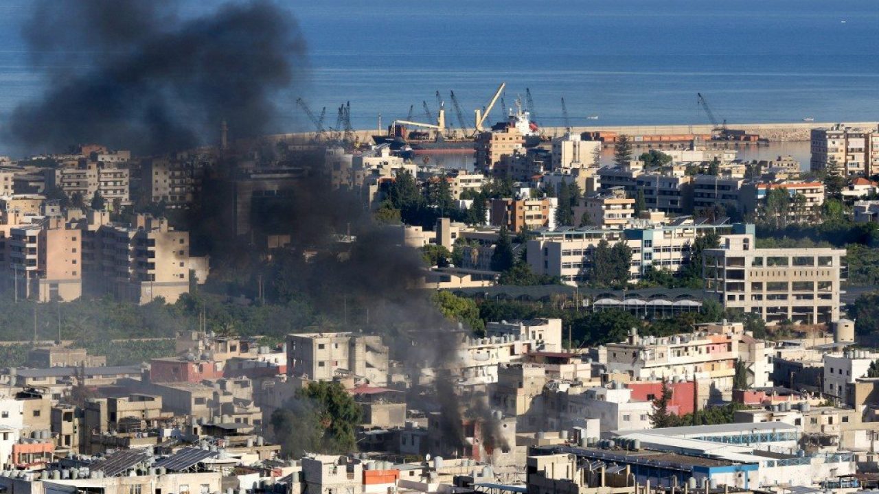 LEBANON-PALESTINIAN-REFUGEE-CONFLICT-UNREST Smoke billows during clashes in the Ain el-Helweh camp for Palestinian refugees, in Lebanon's southern coastal city of Sidon on September 8, 2023. Clashes broke out late on September 7, in the restive Palestinian refugee camp in south Lebanon that was rocked by deadly fighting just weeks ago, an AFP correspondent said. (Photo by Mahmoud ZAYYAT / AFP)
