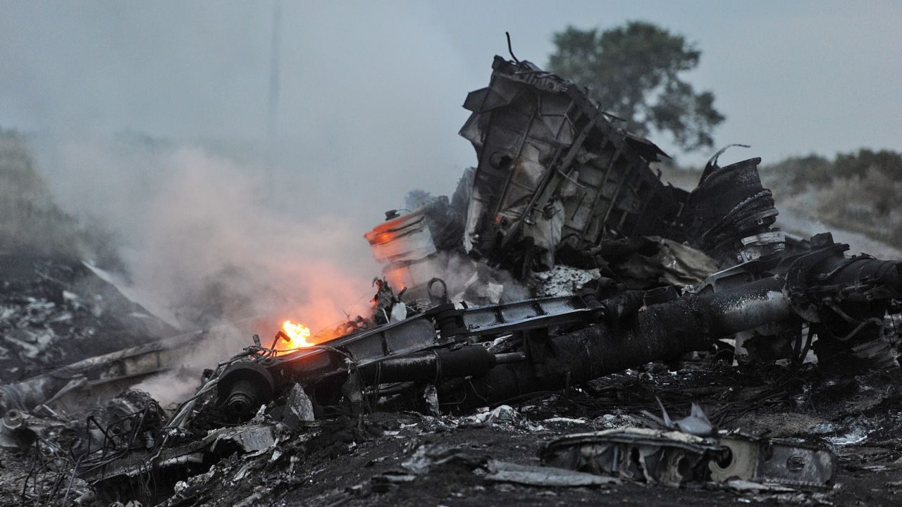 141117124827-mh17-wreckage-flames-smoke