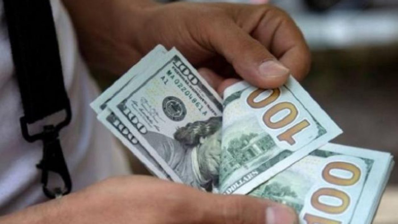 الدولار يتراجع مع رفع الدعم