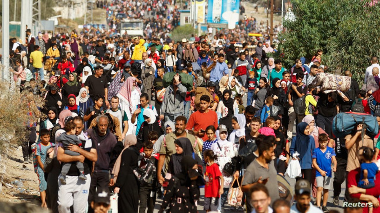 Palestinians fleeing north Gaza move southward as Israeli tanks roll deeper into the enclave, amid the ongoing conflict between Israel and Hamas, in the central Gaza Strip November 10, 2023. REUTERS/Ibraheem Abu Mustafa