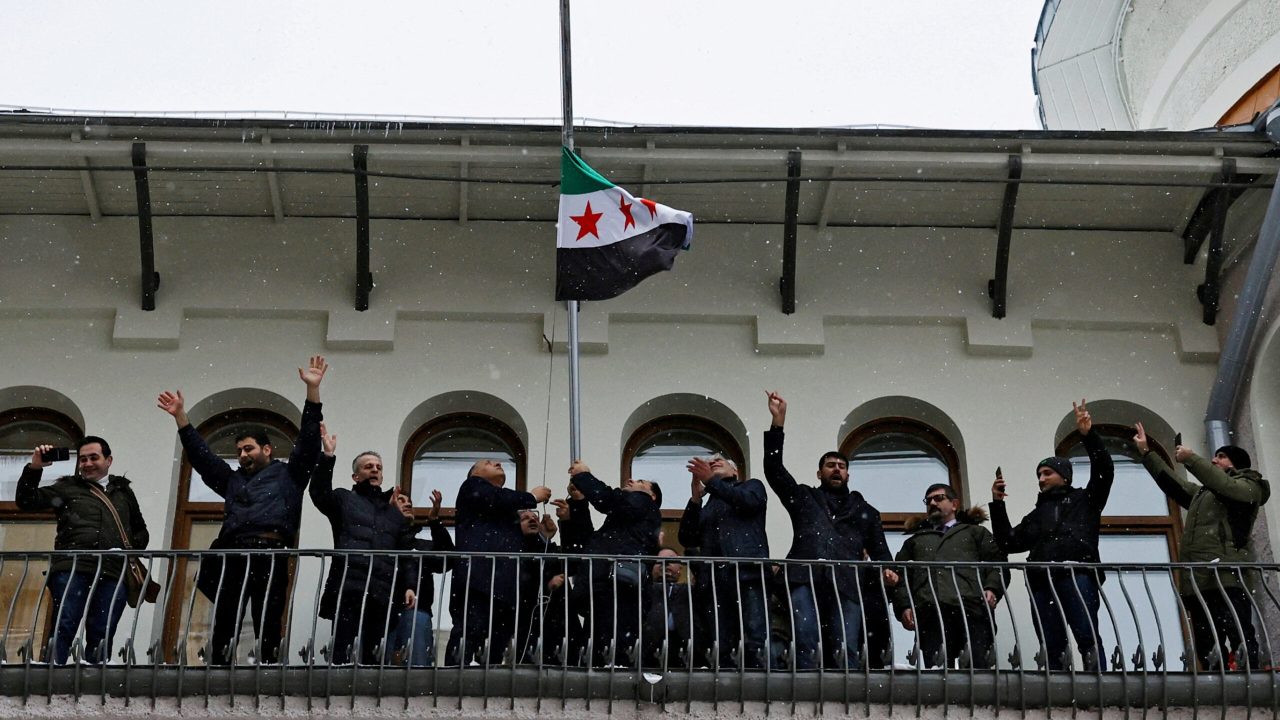 People who introduced themselves as members of the Syrian diaspora install the Syrian opposition flag on the building of the Embassy of Syria in Moscow, Russia December 9, 2024. REUTERS/Yulia Morozova     TPX IMAGES OF THE DAY
