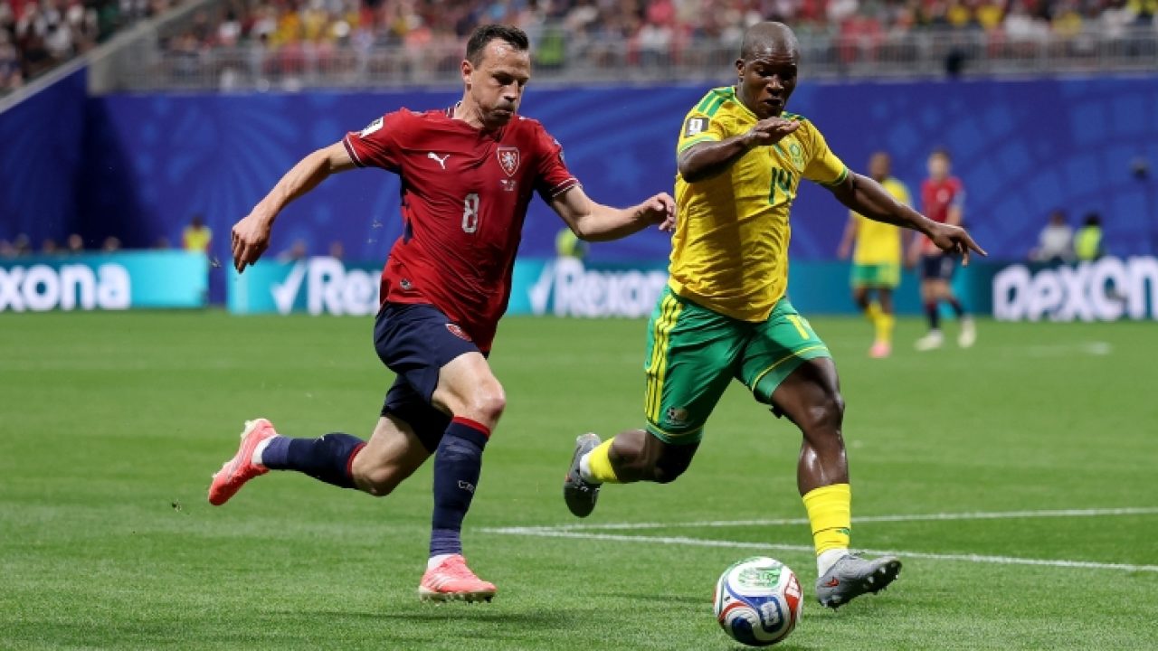 ATLANTA, GEORGIA - JUNE 18: Vladimir Darida #8 of Czechia controls the ball under pressure from Mbekezeli Mbokazi #14 of South Africa during the FIFA World Cup 2026 Group A match between Czechia and South Africa at Atlanta Stadium on June 18, 2026 in Atlanta, Georgia.   Lars Baron/Getty Images/AFP (Photo by Lars Baron / GETTY IMAGES NORTH AMERICA / Getty Images via AFP)