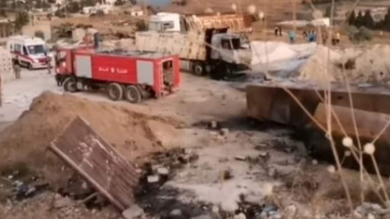 صدر عن المديرية العامة للدفاع المدني في وزارة الداخلية والبلديات البيان الآتي: "في تمام الساعة 1:25 من فجر اليوم الواقع في 15-8-2021 تلقت غرفة عمليات المديرية العامة للدفاع المدني إتصالاً يفيد عن انفجار خزانات تحتوي على مادة البنزين في بلدة التليل - قضاء عكار ما تسبب بسقوط عددٍ كبير من القتلى والجرحى. وتوجّه على الفور "عناصر الدفاع المدني من مراكز عدّة الى موقع الإنفجار وباشروا العمل على إخماد النيران". "توازياً عمل عناصر الدفاع المدني وجهات أخرى على إخلاء القتلى والجرحى من موقع الإنفجار، وتم نقلهم الى مستشفيات المنطقة". وأضاف البيان: "كما نفذ العناصر مسحاً ميدانياً شاملاً للمنطقة المحيطة بموقع الإنفجار لمسافة كيلومتر تقريباً للتأكد مما اذا كان هناك المزيد من الجرحى أو الضحايا. وفي تمام الساعة ٤،١٥ من صباح اليوم، تمكن العناصر من السيطرة على النيران بشكل تام". وتابعت: "فيما تستمر عمليات المسح الميداني حتى الساعة، مع الإشارة الى أن الدفاع المدني يتواجد في المنطقة للتدخل بمؤازرة الجيش والقوى الأمنية عند الحاجة".