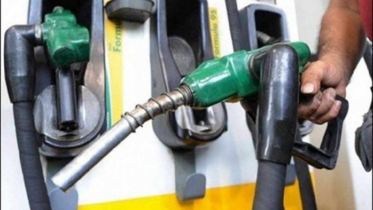 2489319_1614095597 لفتت مصادر متابعة للملف النفطي الى ان المادة لا تزال غير متوافرة بشكل كبير في البقاع والجنوب، على الرغم من ان الشركات المستوردة تستورد المادة بشكل طبيعي، الا ان احداً لا يعرف السبب الكامن وراء هذه الأزمة. في الموازاة، أكدت مصادر نفطية لـLebTalks ان سعر صفيحة البنزين سيشهد مزيداً من الارتفاع في الاسابيع القليلة المقبلة تزامناً مع ارتفاع سعر صرف الدولار في السوق السوداء، وارتفاع أسعار النفط عالمياً.