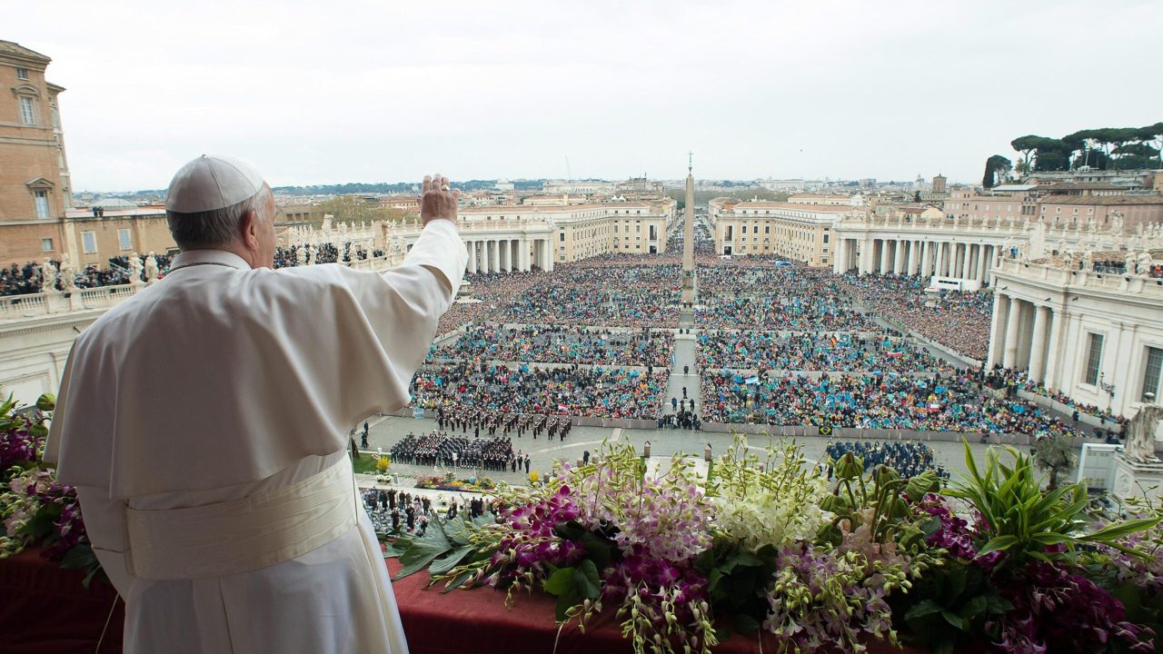 epa04692910  A photo provided by Vatican newspaper L'Osservatore Romano of Pope Francis waving to thousands of pilgrims, Romans and tourists gathered below during his delivery of the Urbi et Orbi prayer from the balcony of the facade of Saint Peter's Basilica. Vatican City, 05 April 2015. (photo to be used soley to illustrate events depicted in this image)  EPA/OSSERVATORRE ROMANO  HANDOUT EDITORIAL USE ONLY/NO SALES/NO ARCHIVES