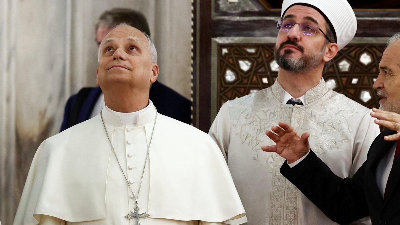 Pope Leo XIV visits the Sultanahmet Mosque, known as the Blue Mosque, during his first apostolic journey, in Istanbul, Turkey, November 29, 2025. REUTERS/Yara Nardi