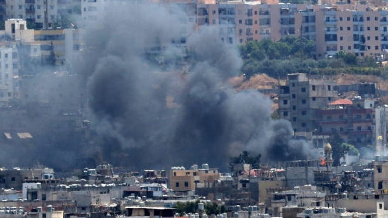 722946-338549312 Smoke rises from buildings in Ain el-Helweh, Lebanon's largest Palestinian refugee camp, near the southern coastal city of Sidon, during ongoing clashes between Palestinian security forces and Islamist fighters on August 21, 2017.
The clashes first broke out on August 17 when gunmen from the small Islamist Badr group opened fire on a position of Palestinian security forces inside the camp, a Palestinian source said. / AFP PHOTO / Mahmoud ZAYYAT (Photo credit should read MAHMOUD ZAYYAT/AFP via Getty Images)