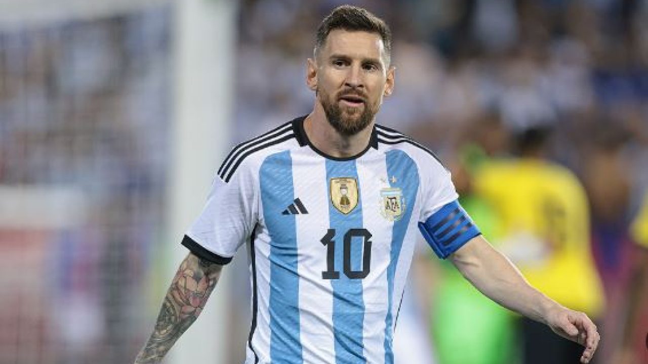الجمهورية اونلاين -  ليونيل ميسي - قميص المنتخب المكسيكي  - ماريا كليمنتي جارسيا -مورينو - انيلو ألفاريز- أندريس جواردادو- gomhuriaonline