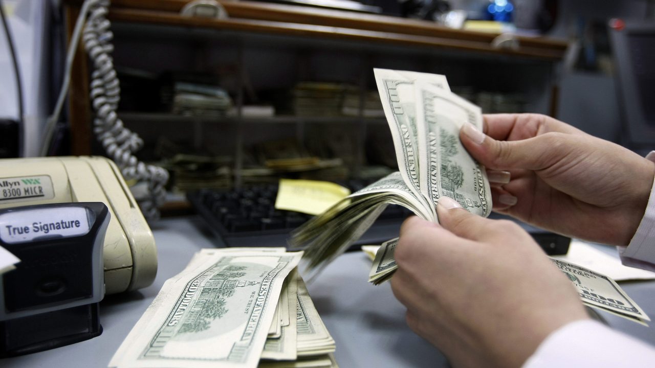 TO GO WITH AFP STORY BY NATASHA YAZBECK  
A Lebanese bank employee counts money at a bank in Beirut on July 21, 2009. Lebanon's new government has yet to see the light, but its financial inheritance is already set: a public debt expected to top 50 million dollars by the end of the year. AFP PHOTO/JOSEPH BARRAK (Photo by JOSEPH BARRAK / AFP)