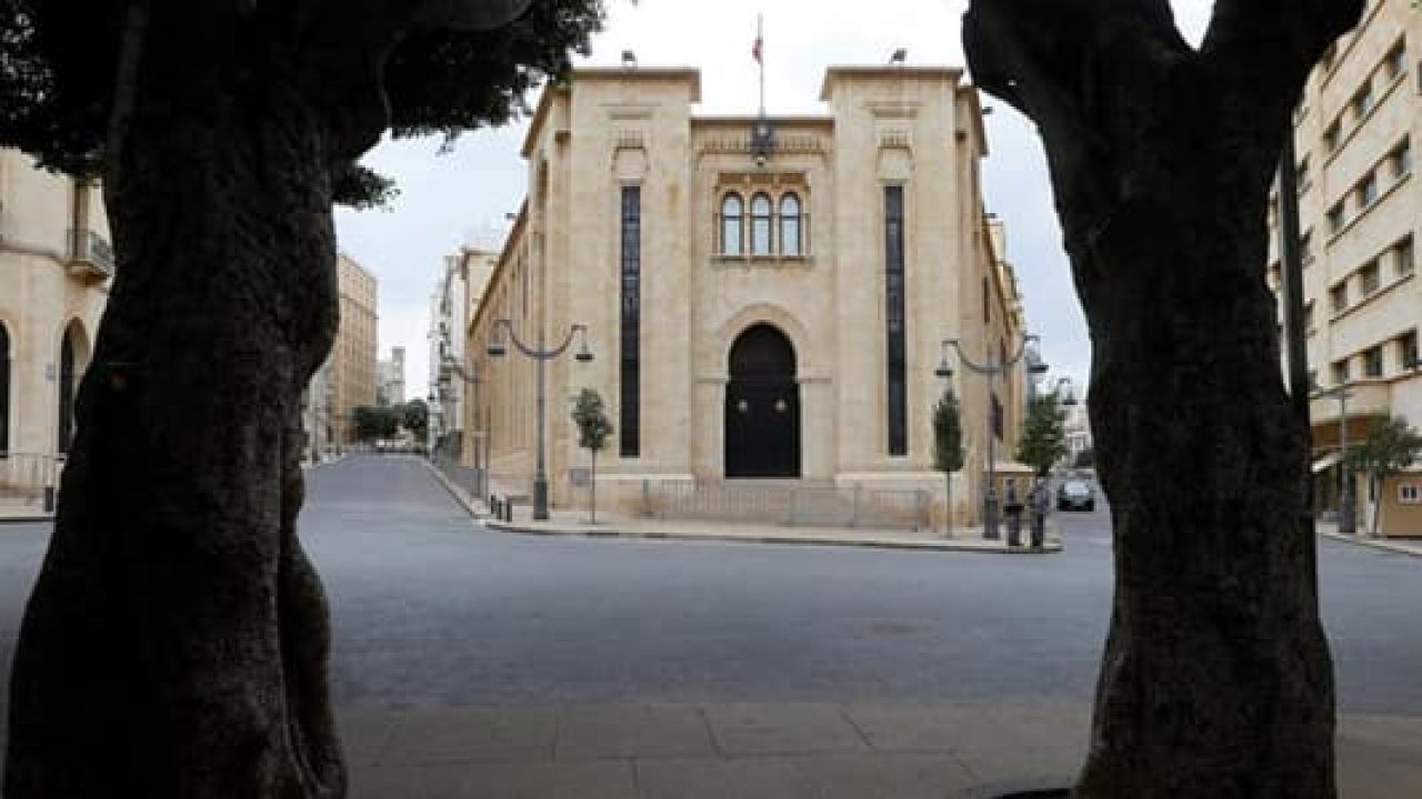 999895_Parlement-Outside
