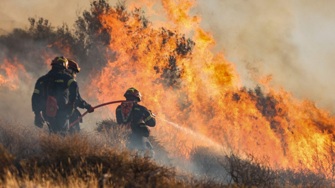 Firemen battle with a wildfire that broke out in Ierapetra at the southern Greek island of Crete, on July 3, 2025. A forest fire fanned by gale-force winds in the Greek holiday island of Crete led to the evacuation of locals and tourists, officials said on July 3, 2025. Greece is in the midst of a heatwave that is searing large chunks of Europe. (Photo by Costas Metaxakis / AFP)