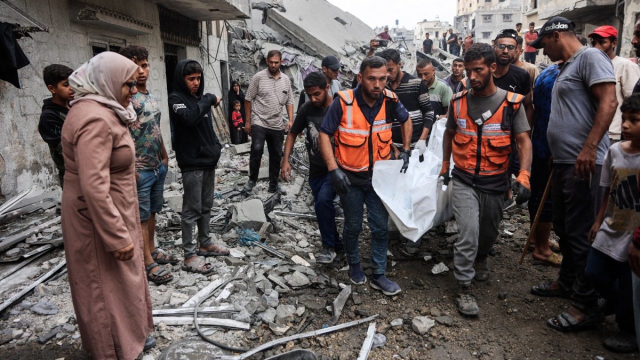 EDITORS NOTE: Graphic content / Palestinians carry bodies they recovered from the rubble of a house destroyed in an overnight Israeli strike in Gaza City on October 29, 2025. Gaza's civil defence agency said on October 29 that overnight air strikes killed at least 50 people in the Palestinian territory, as the Israeli military hit a string of targets after an attack that left a soldier dead. Israel began carrying out air strikes on October 28 after accusing Hamas of attacking Israeli troops in Gaza and violating the truce. (Photo by Omar AL-QATTAA / AFP)