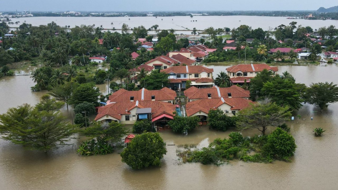 An aerial view shows residential areas surrounded by flood waters in Kangar in northern Malaysia's Perlis state on November 27, 2025, as severe flooding affected thousands of people in the region following days of heavy rain. Flooding in Malaysia from days of heavy rain has swept through eight states, with forecasters predicting more rain in the coming days. More than 27,000 people were evacuated to dozens of temporary shelters this week, with one death recorded in one of the worst-hit states, Kelantan, on the northeastern coast, according to rescue officials. (Photo by Mohd RASFAN / AFP)