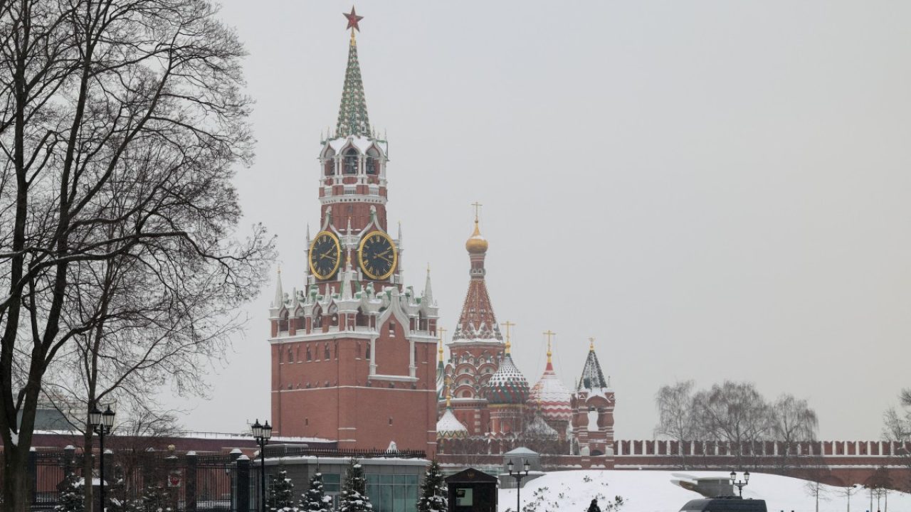 A security guard stands near a delegation convoy during talks between Russian President and Palestinian President at the Kremlin in Moscow on January 22, 2026. (Photo by Ramil Sitdikov / POOL / AFP)