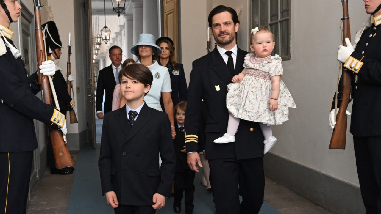 Prince Carl Philip of Sweden (C-R) carries his daughter Princess Ines Marie Lilian Silvia and walks next to his son Prince Alexander Erik Hubertus Bertil (C-L) as they arrive at the Royal Chapel inside the Palace in Stockholm, Sweden, on April 30, 2026, to attend the "Te Deum" thanksgiving service during celebrations to mark the 80th birthday of Sweden's King Carl XVI Gustaf. (Photo by Jonathan Nackstrand / AFP)