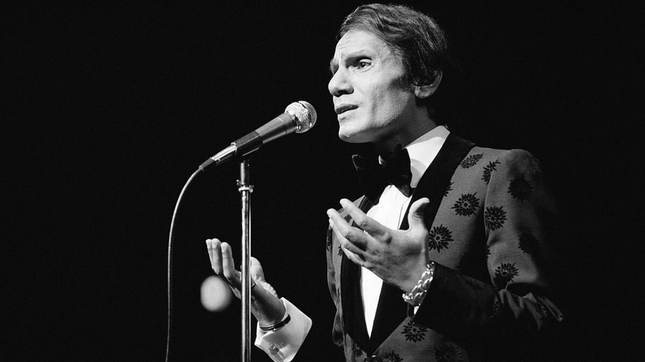 Abdel_Halim_Hafez_performing_in_Paris_1974