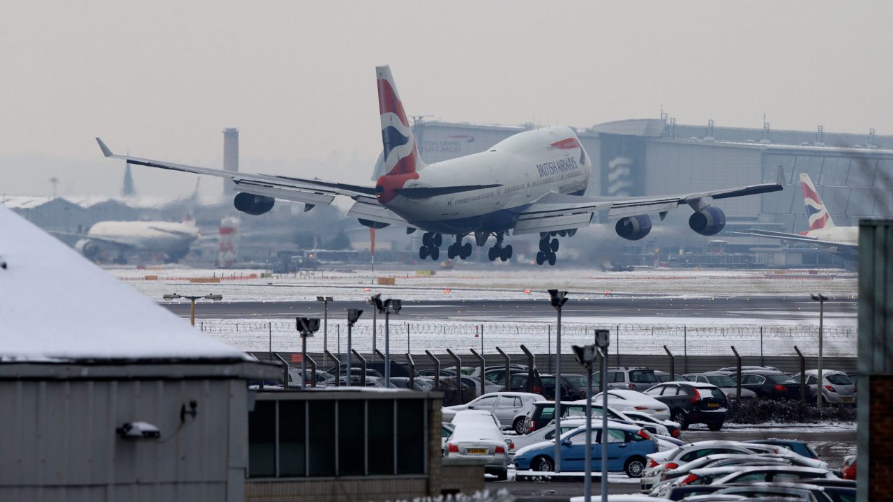 A plane lands at Heathrow airport in west London on January 21, 2013 after the airport announced further flight cancellations due to adverse weather. London's Heathrow Airport warned of further flight cancellations on January 21 which would leave thousands more passengers stranded on the fourth day of delays after heavy snow swept across Britain. AFP PHOTO/ANDREW COWIE