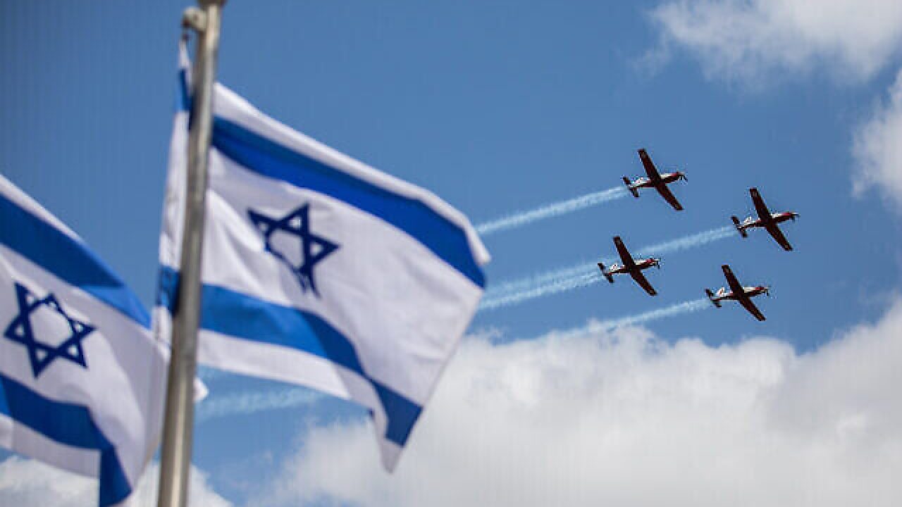 . Israeli air force aerobatic team fly during a military training for the upcoming Israel's 73rd Independence day in Jerusalem, on April 12, 2021. Photo by Yonatan Sindel/Flash90 *** Local Caption *** מטס
מטוסים
יום העצמאות
חזרות
חזרה
ירושלים