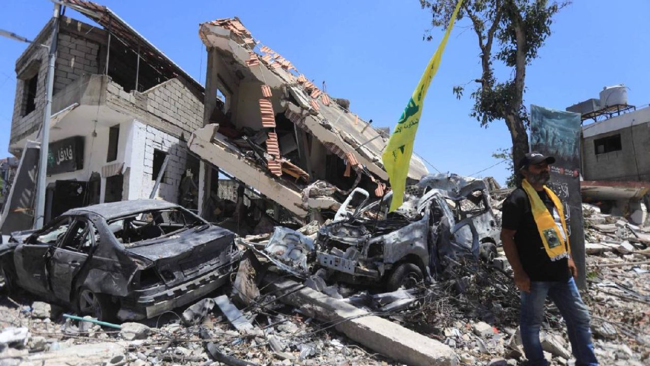 Hezb flag amidst destruction
