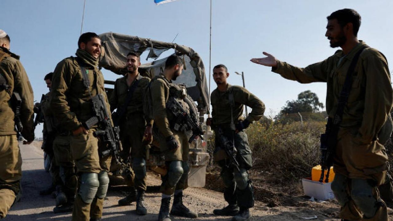 Israeli soldiers gathered next to trcuk