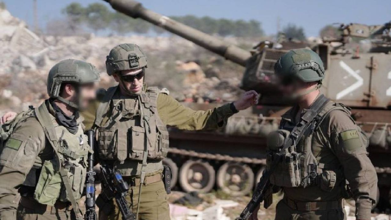 Israeli soldiers with sp artillery