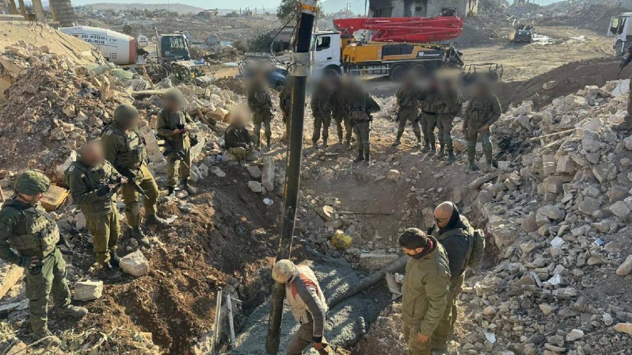 Israeli soldiers working