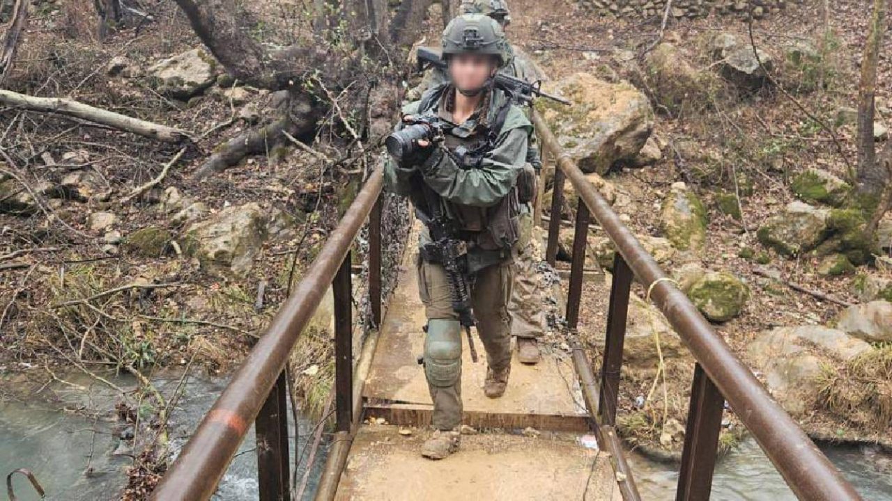 Isreali soldiers in litani 22
