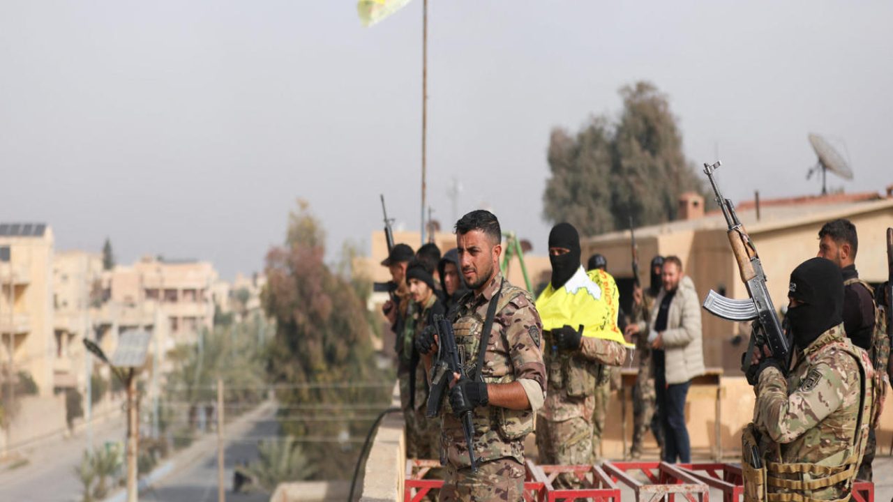 Members of the Kurdish-led Syrian Democratic Forces (SDF) hold weapons in Deir al-Zor, after U.S.-backed alliance led by Syrian Kurdish fighters captured Deir el-Zor, the government's main foothold in the vast desert, according to Syrian sources, in Syria December 7, 2024. REUTERS/Orhan Qereman