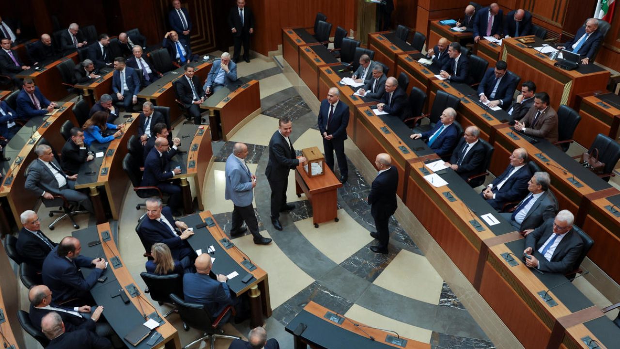 Hezbollah member of the parliament Hassan Fadlallah casts his vote during the first session to elect a new president at the parliament building in Beirut, Lebanon September 29, 2022. REUTERS/Mohamed Azakir
