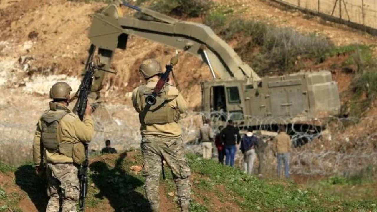 Lebanese soldiers standing on border