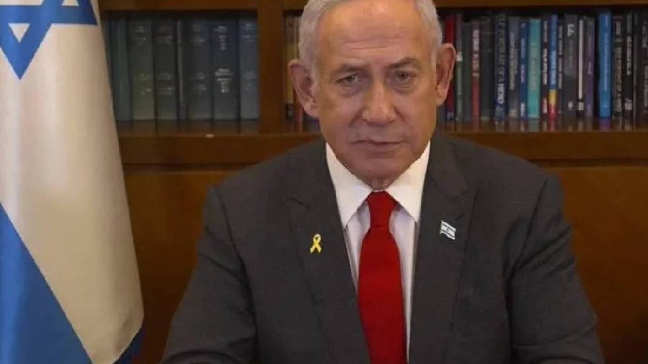 Netanyahu desk with israeli flag