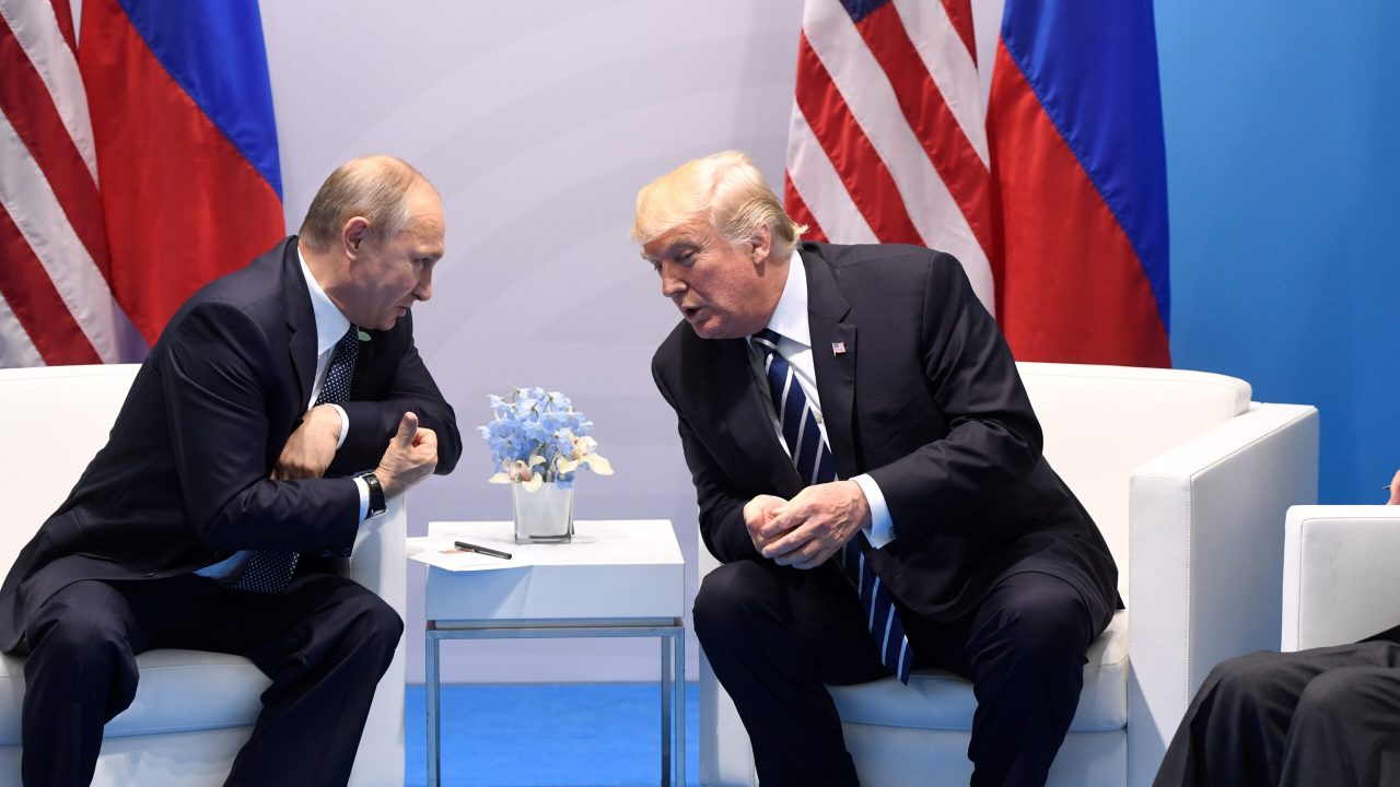 US President Donald Trump and Russia's President Vladimir Putin hold a meeting on the sidelines of the G20 Summit in Hamburg, Germany, on July 7, 2017. / AFP PHOTO / SAUL LOEB