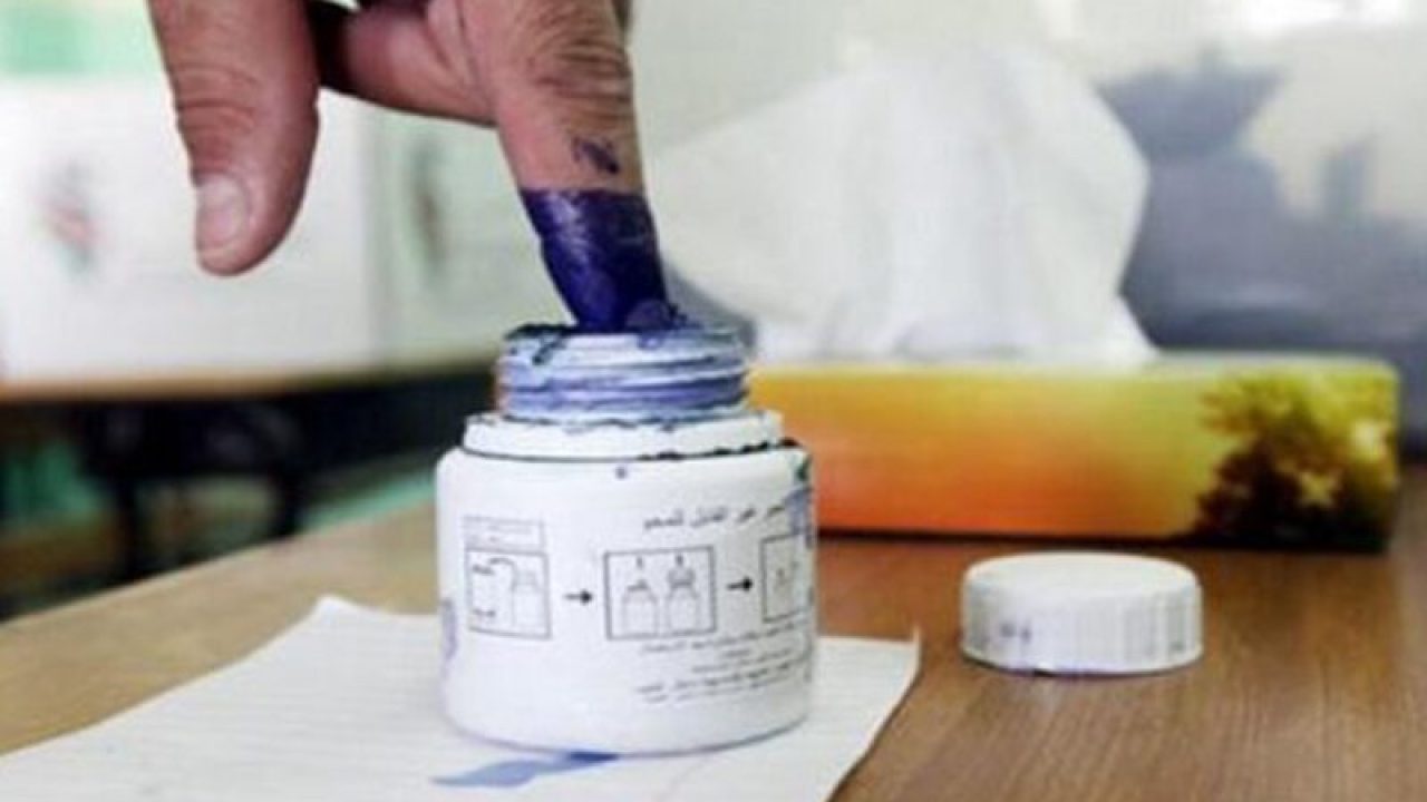 Parliamentary-elections-800x549 تبدي مصادر نيابية معارضة خشيتها من أن تكون حملة التخوين التي يرفعها "حزب الله" ضد معارضيه من المرشحين كما ضد مجموعات الحراك المدني، ستاراً لحرب فعلية ضد عدو مختلق من قبله اليوم، بحيث يتهم الحزب كل هؤلاء بأنهم يحصلون على الدعم من الولايات المتحدة والأميركية وإسرائيل، من خلال تصوير المعارضة له في الانتخابات النيابية بأنها حرب "تموز " ثانية. وتضع هذه المصادر حملة التهويل والتهديدات التي أطلقها مسؤولو الحزب، في إطار التهويل، مع العلم أن بعض المرشحين في دوائر انتخابية معينة في الجنوب والبقاع، قد أعلنوا عن تلقي تهديدات في الآونة الأخيرة من مجهولين لمنعهم عن خوض الإستحقاق الإنتخابي.