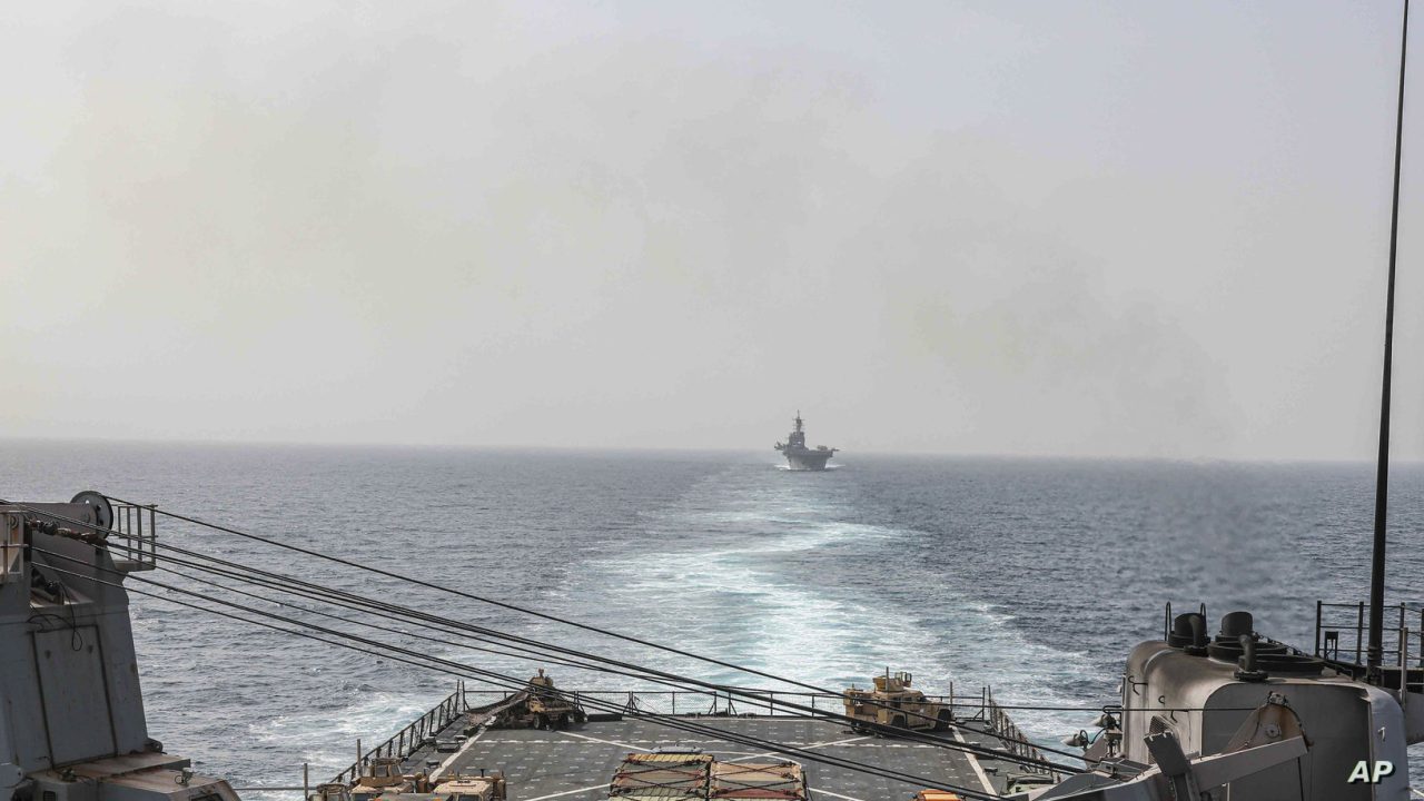 En esta imagen proporcionada por la Armada de Estados Unidos, los buques de asalto anfibio USS Carter Hall y USS Bataan navegan el 9 de agosto de 2023 por el estrecho de Bab el Mandeb. (Especialista de 2da Clase en comunicación de masas Moises Sandoval/Armada de EEUU vía AP)
