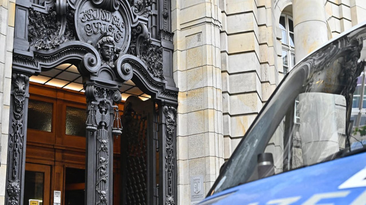 (FILES) In this file photo taken on October 07, 2020 a police car stands outside the court in Berlin during the first day of the trial of defendant Vadim K., accused of gunning down a former Chechen commander, a Georgian national, in Kleiner Tiergarten Park, on August 23, 2019. - German prosecutors on December 7, 2021 sought life in jail for a Russian man accused of assassinating a former Chechen commander in a Berlin park, allegedly on the orders of Moscow. (Photo by Tobias Schwarz / AFP)