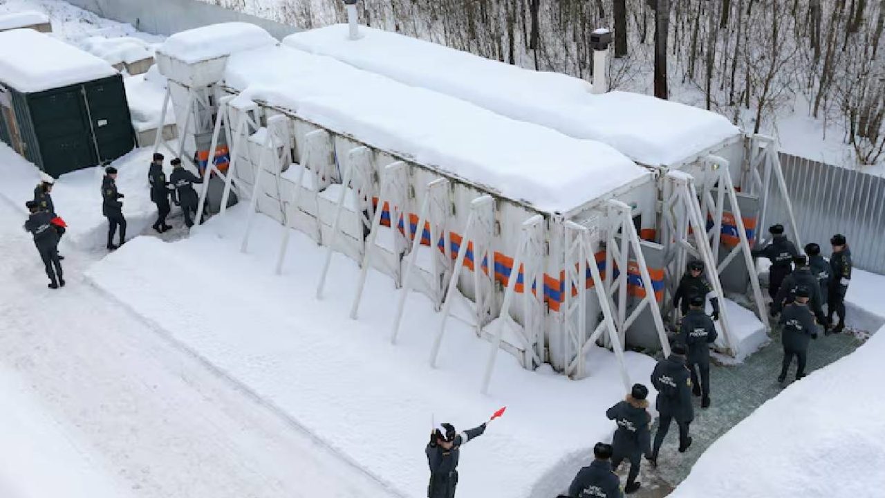 Russian soldiers with shelter 2