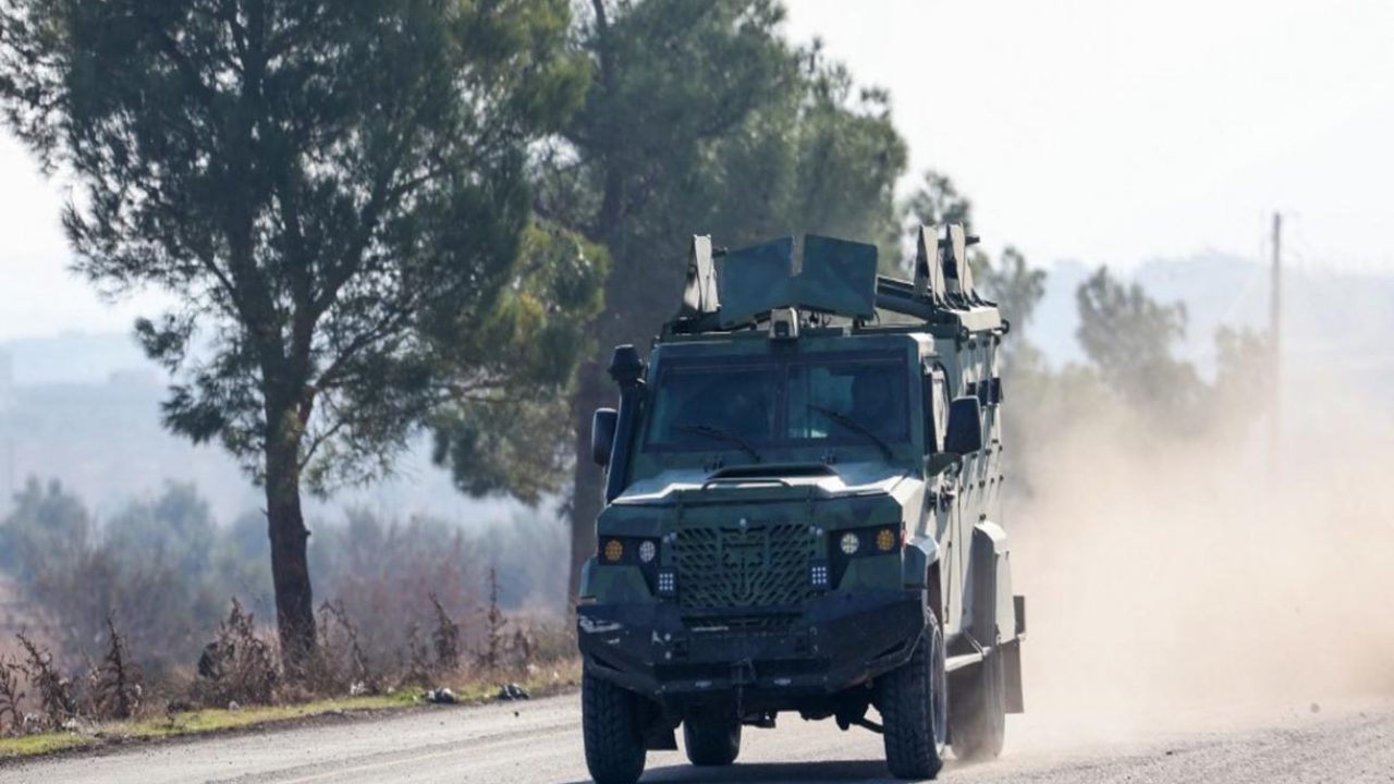 Anti-government figthers drive an armoured vehicle on the highway to Damascus, as they reach the town of Suran north of Syria's Hama city on December 3, 2024. Islamist-led rebels advanced on Syria's fourth-largest city Hama on December 3, buoyed by their lightning capture of swathes of the north in an offensive that ended four years of relative calm. (Photo by OMAR HAJ KADOUR / AFP)