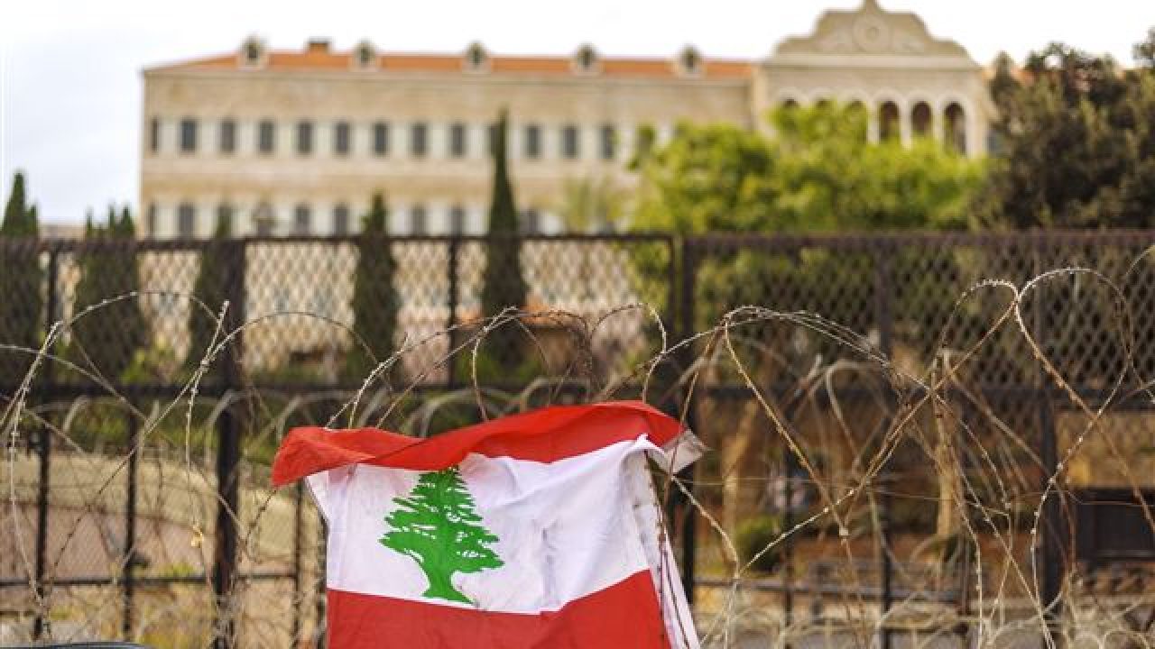 تتحدث أوساط إقتصادية عن مرحلة صعبة وحرجة تنتظر الساحة الداخلية مع استمرار غياب أية دينامية حكومية، وتسارع وتيرة التصعيد في الخطاب السياسي ، تزامناً مع فوضى غير مسبوقة في أكثر من مجال خدماتي بعد رفع الدعم الرسمي عن المحروقات. وتؤكد الأوساط أن تجدد المضاربات على سعر صرف الليرة مقابل الدولار، يشكل دليلاً على المأزق الحكومي وبالتالي العجز عن أية إجراءات كفيلة بالتخفيف من قوة الإرتطام الذي حصل وأدى إلى الفوضى الحالية في مجالات عدة نتيجة ارتفاع الأسعار بشكل دراماتيكي بالإستناد إلى سعر دولار السوق السوداء من جهة وارتفاع سعر المحروقات من جهة أخرى. ومن شأن هذه المعطيات التي يجري التعبير عنها بشكل خجول في الأيام الماضية، أن تتراكم لتشكل اضطربات في الشارع وحالةً شعبيةً غاضبة، قد تنفجر في أية لحظة وتصل إلى حدود الإطاحة بمعادلة الإستقرار التي اهتزت أخيراً بعد أحداث الطيونة.