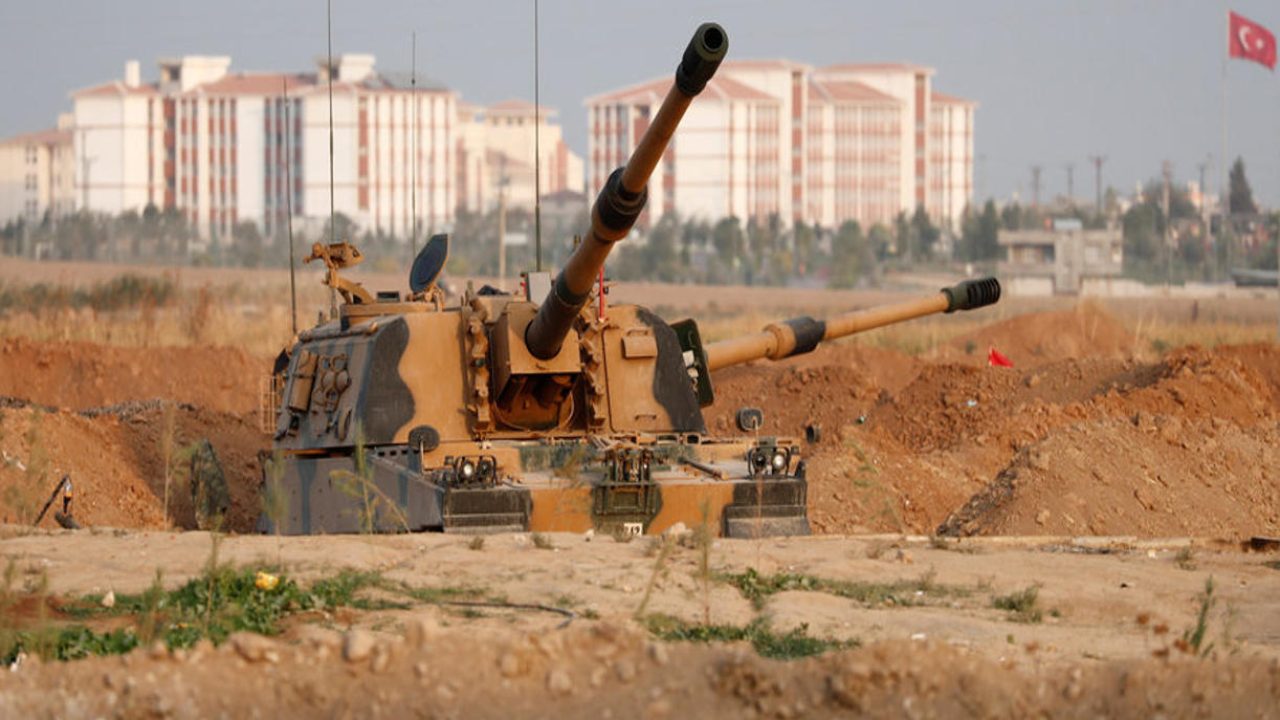 A Turkish army howitzer is positioned near the Turkish-Syrian border in Sanliurfa province, Turkey, October 17, 2019. REUTERS/Murad Sezer