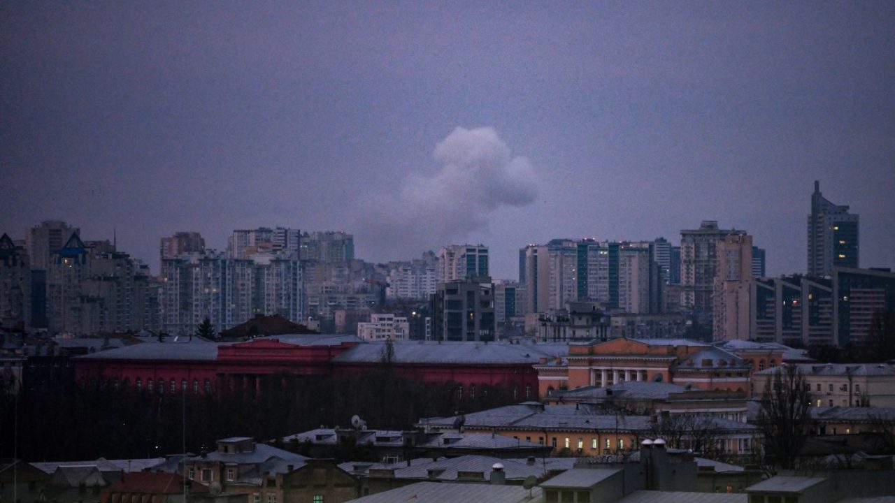 Smoke rises above buildings during an air attack in Kyiv on November 25, 2025, amid the Russian invasion of Ukraine. Ukraine and Russia counted casualties on November 25 after trading deadly overnight strikes, as negotiators scrambled to revise a framework to end the nearly four-year conflict ahead of a US-imposed deadline. (Photo by Sergei GAPON / AFP)