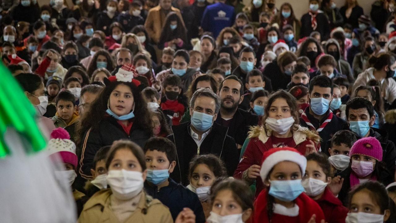 عرض ميلادي وتوزيع هدايا على اطفال دبل من "مؤسسة رينيه معوض"