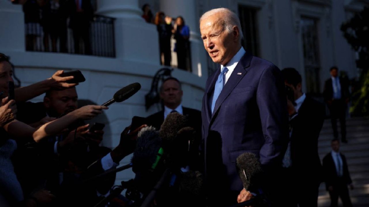 biden talking to journalists
