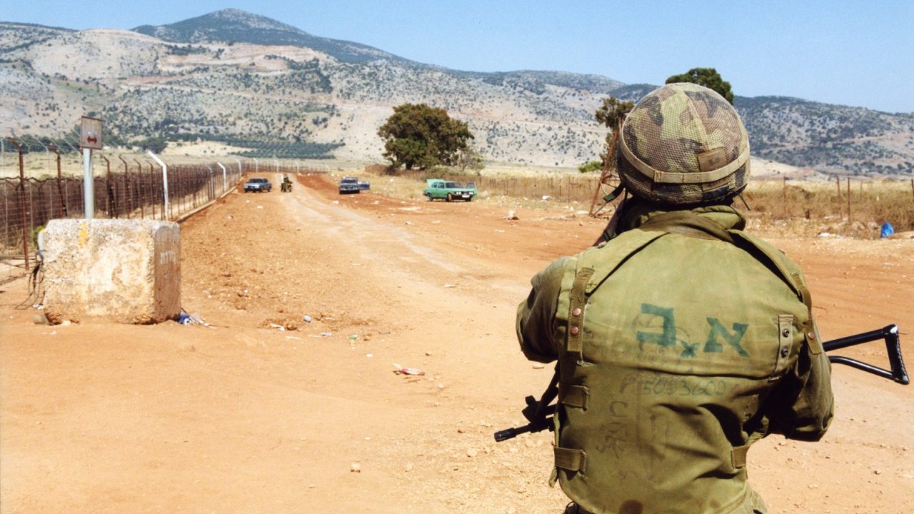 Un militaire israélien près du mur-frontière en barbelés pendant l'occupation du Sud-Liban en avril 2000, Liban. (Photo by Jean-Pierre REY/Gamma-Rapho via Getty Images)